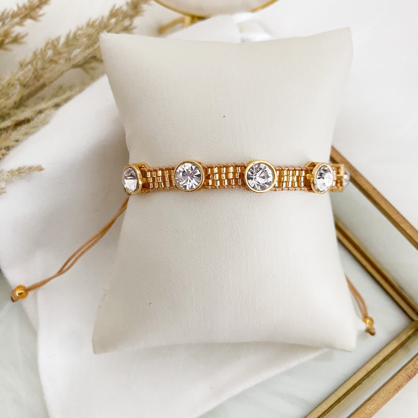 Gold bracelet with zirconas